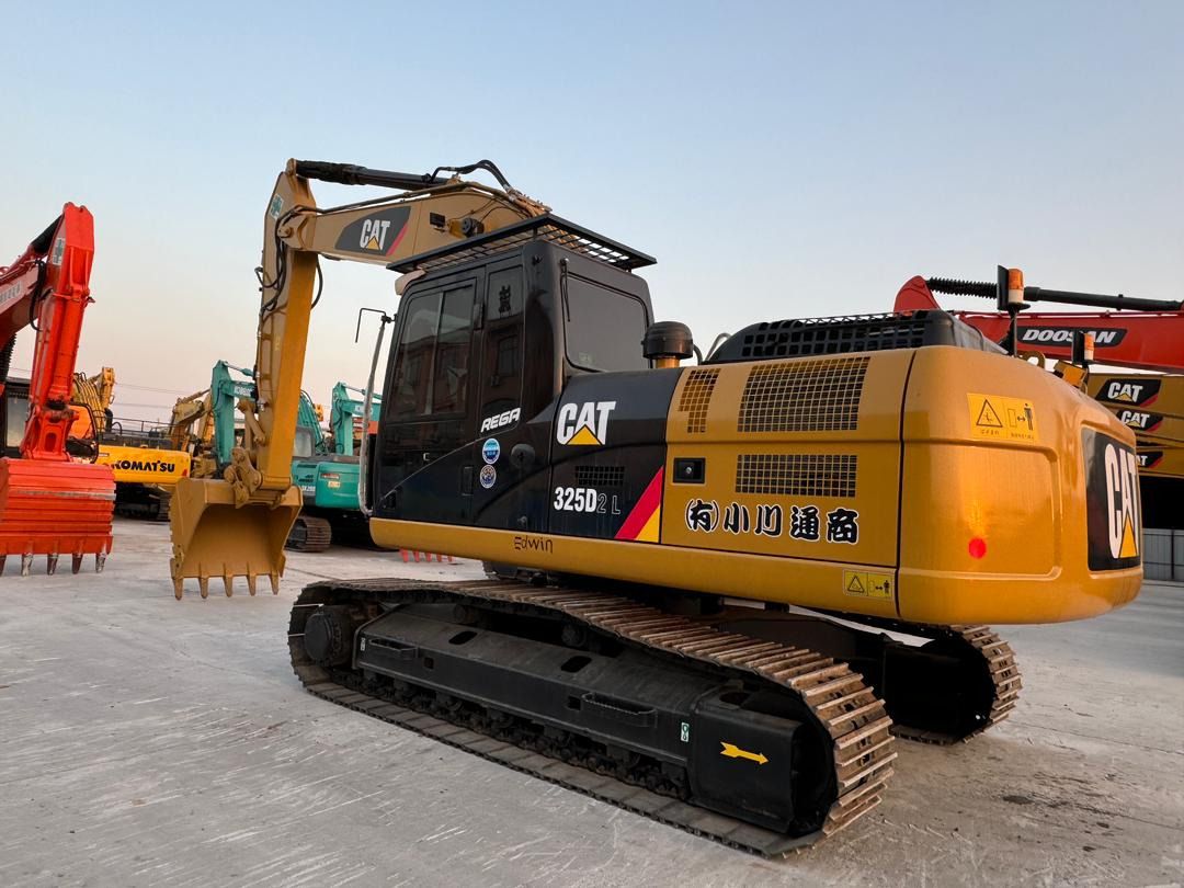2022 Caterpillar 325D2 L koparka gąsienicowa, widok z tyłu pod kątem