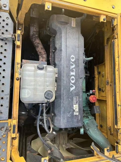 2017 Volvo EC480 crawler excavator engine bay view
