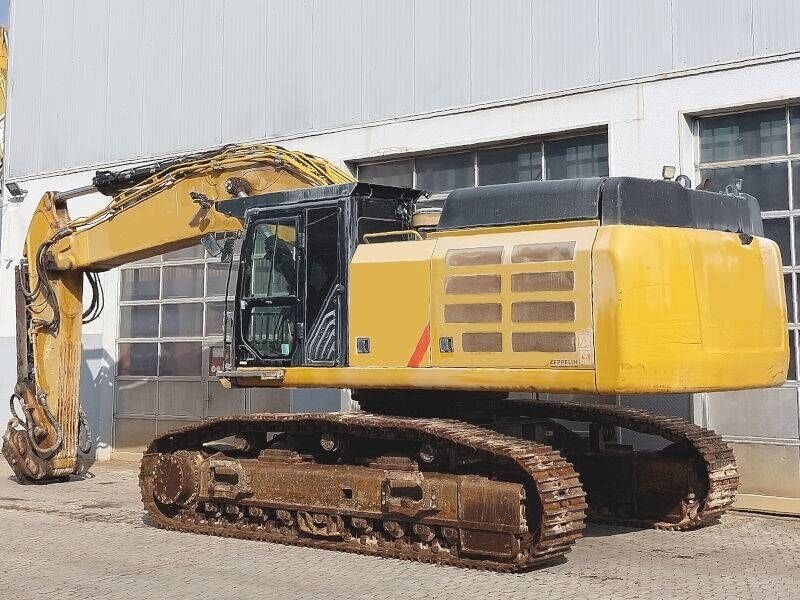 2019 Caterpillar 352F crawler excavator, side view 2019 Caterpillar 352F crawler excavator, side view