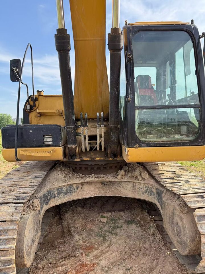 Pelle sur chenilles Caterpillar 320D2 de 2017, vue avant de la cabine