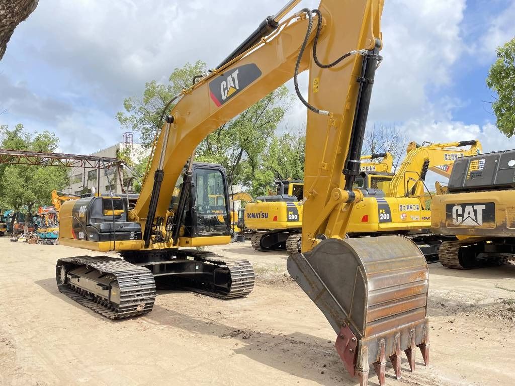 Pelle sur chenilles Caterpillar 320D2 2024, vue latérale
