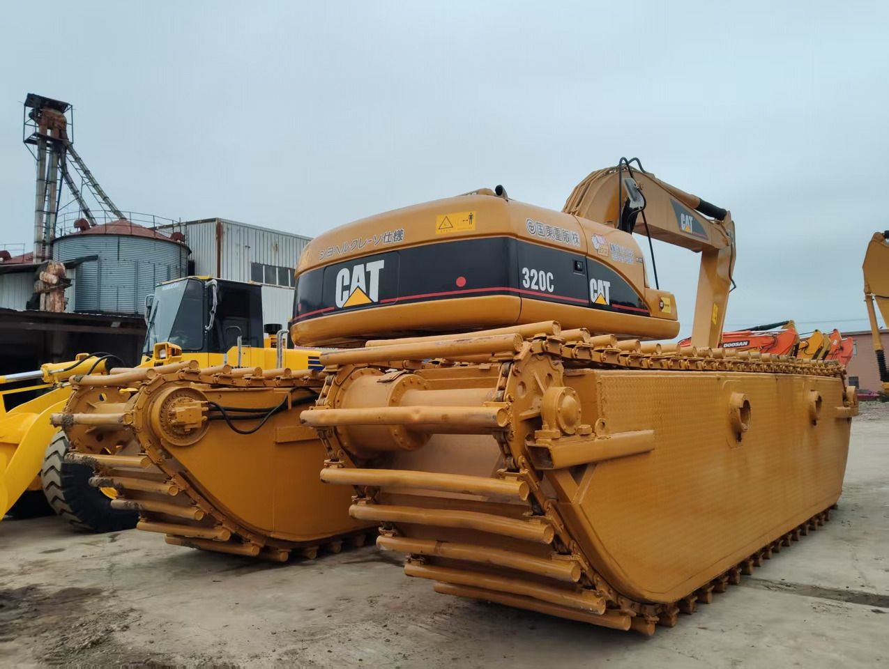 2020 Caterpillar 320C amphibious excavator, rear three-quarter view 2020 Caterpillar 320C amphibious excavator, rear three-quarter view