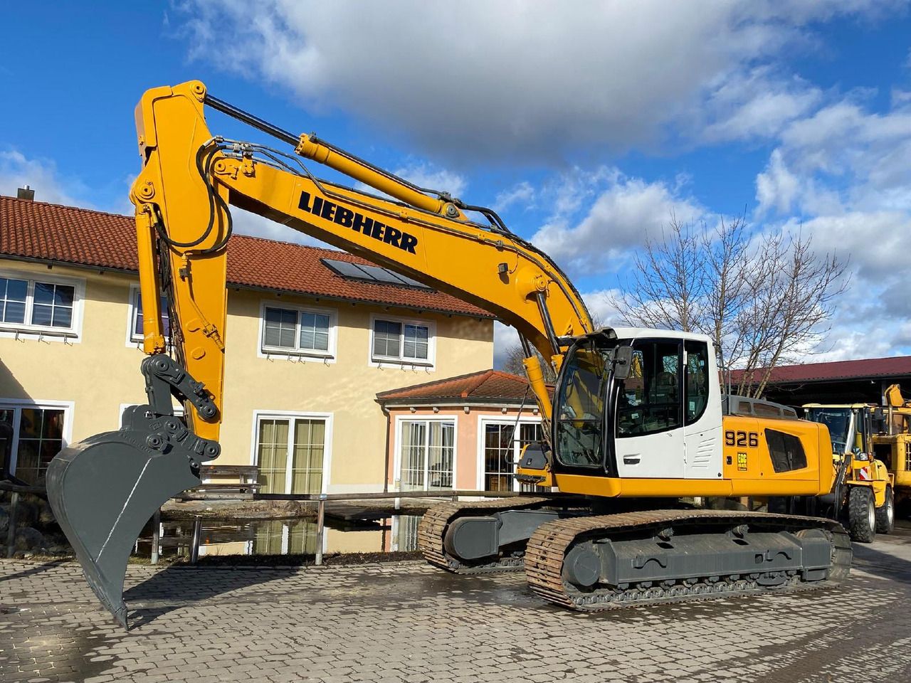 2012 Liebherr R926 LC crawler excavator side view