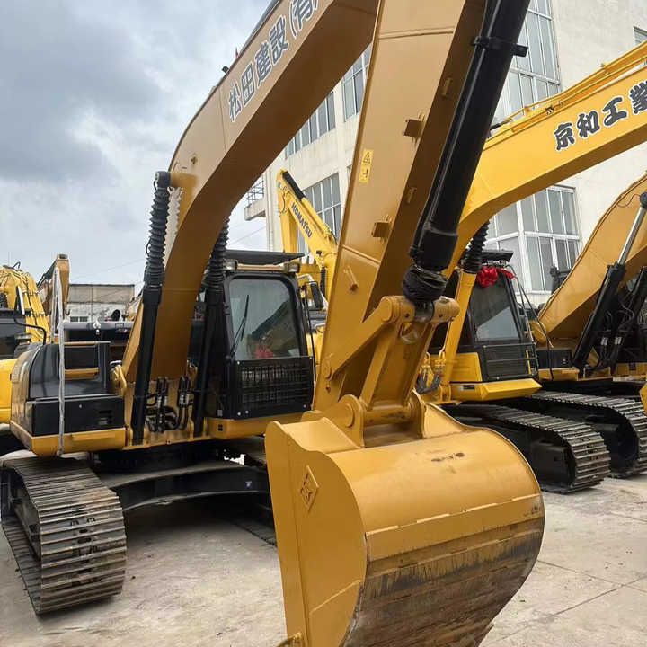 Pelle sur chenilles Caterpillar 320D de 2016, vue avant trois-quarts Pelle sur chenilles Caterpillar 320D de 2016, vue avant trois-quarts