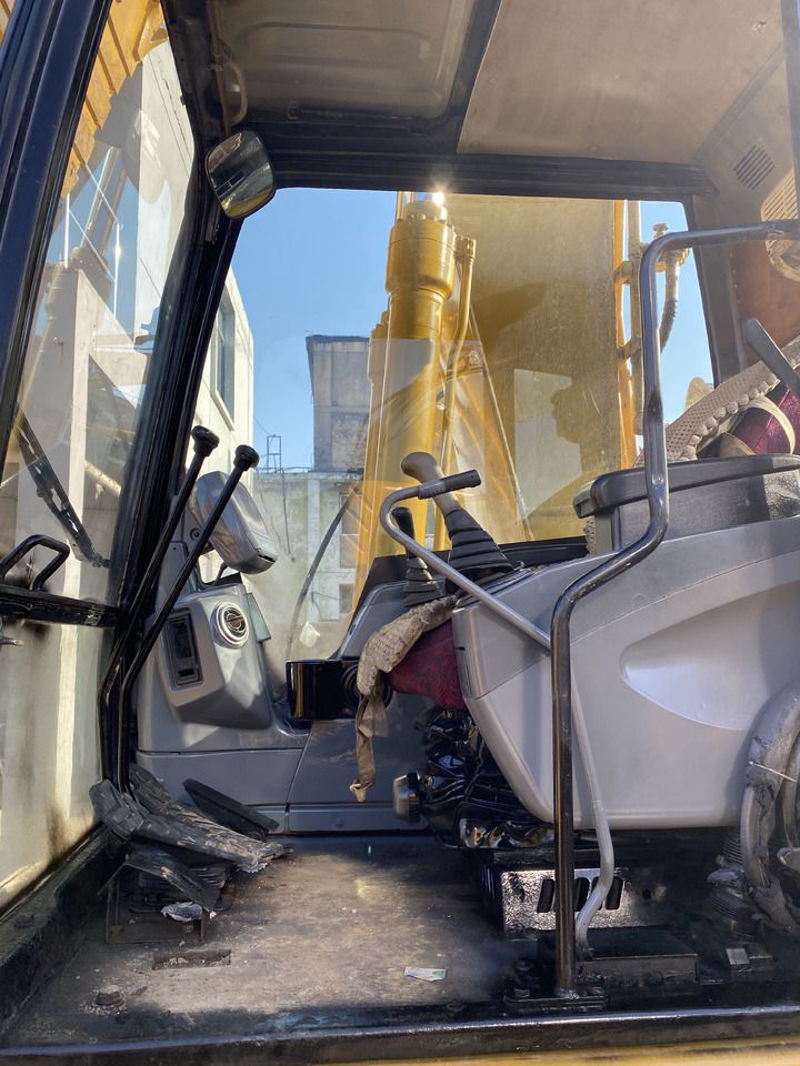 Vista interior de cabina de excavadora de orugas Caterpillar 320CL 2017 Vista interior de cabina de excavadora de orugas Caterpillar 320CL 2017