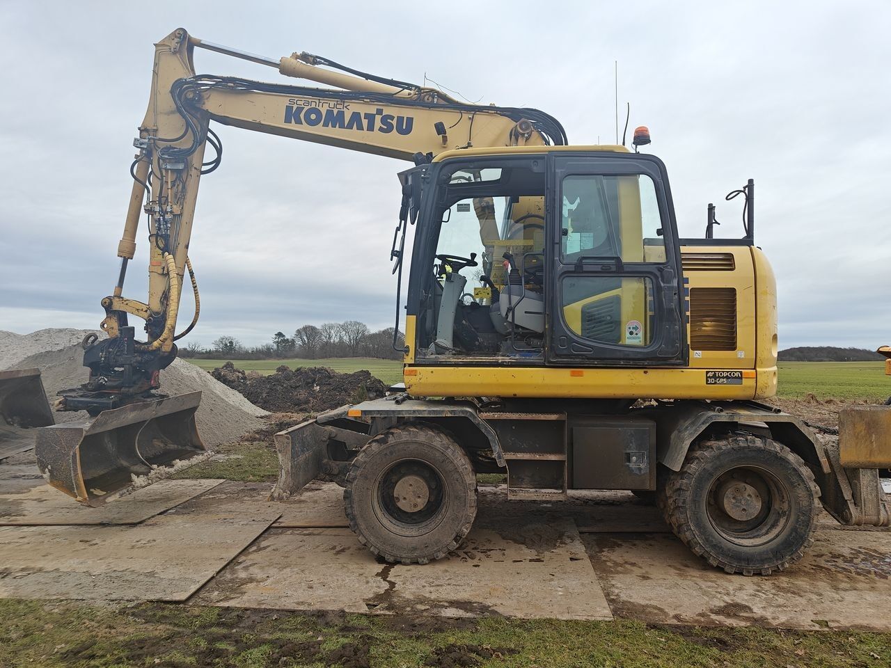 2017 Komatsu PW148-10 wheel excavator, side view