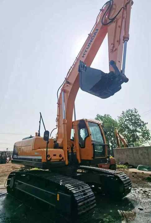 2019 Hyundai 220LC-9S crawler excavator, side view 2019 Hyundai 220LC-9S crawler excavator, side view