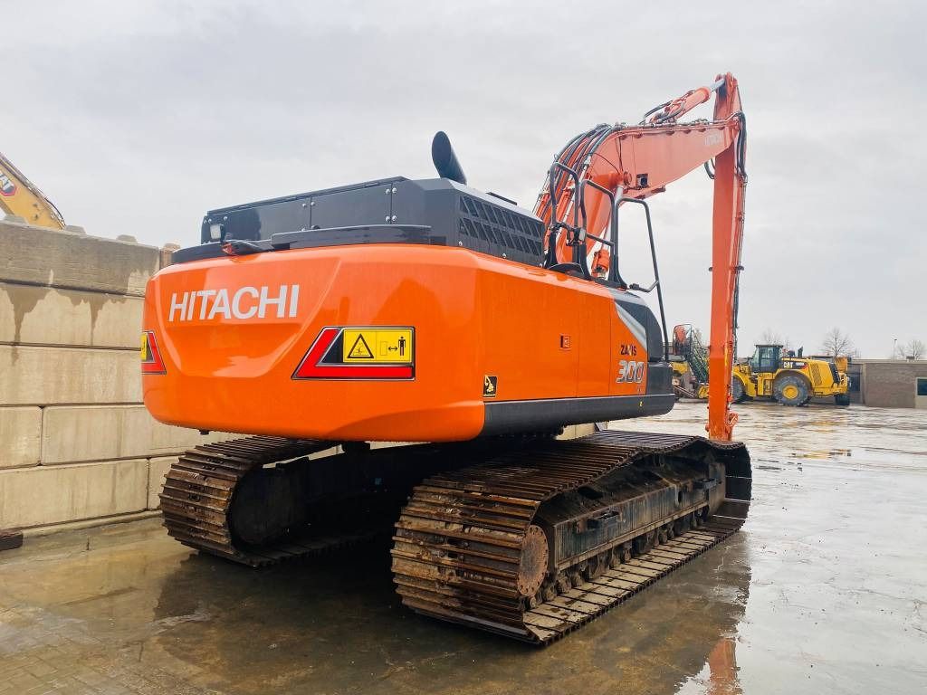 2024 Hitachi ZX300LC-7 excavator rear view 2024 Hitachi ZX300LC-7 excavator rear view