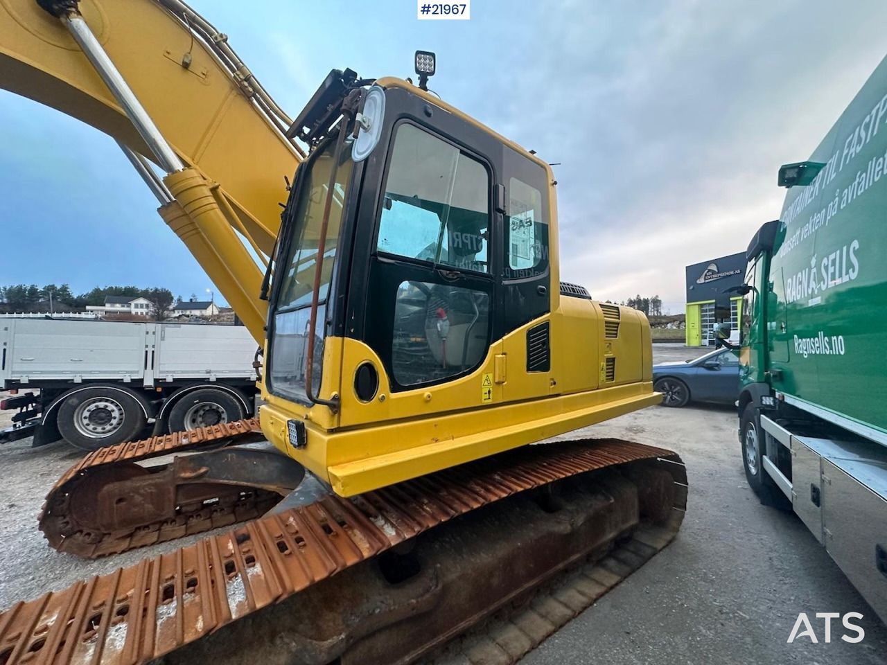 2007 Komatsu PC240LC-8 crawler excavator, side view of cab and tracks 2007 Komatsu PC240LC-8 crawler excavator, side view of cab and tracks