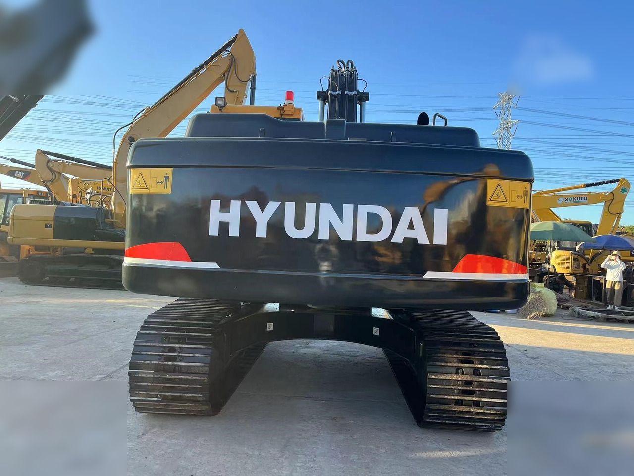 2020 Hyundai R220LC-9S crawler excavator rear view 2020 Hyundai R220LC-9S crawler excavator rear view