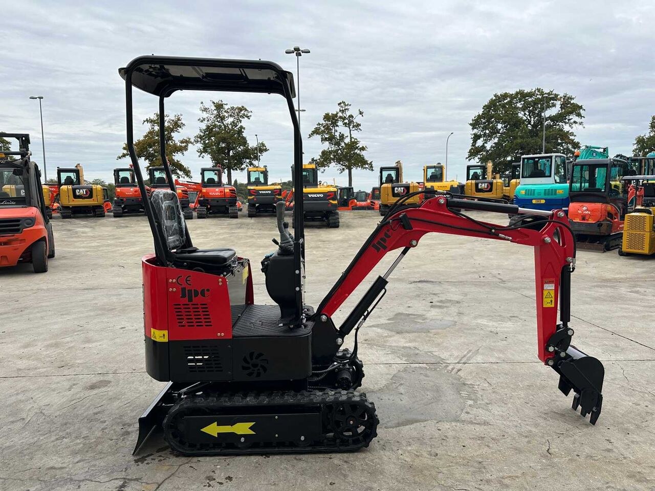 2025 JPC HT-12 mini excavator, side view 2025 JPC HT-12 mini excavator, side view