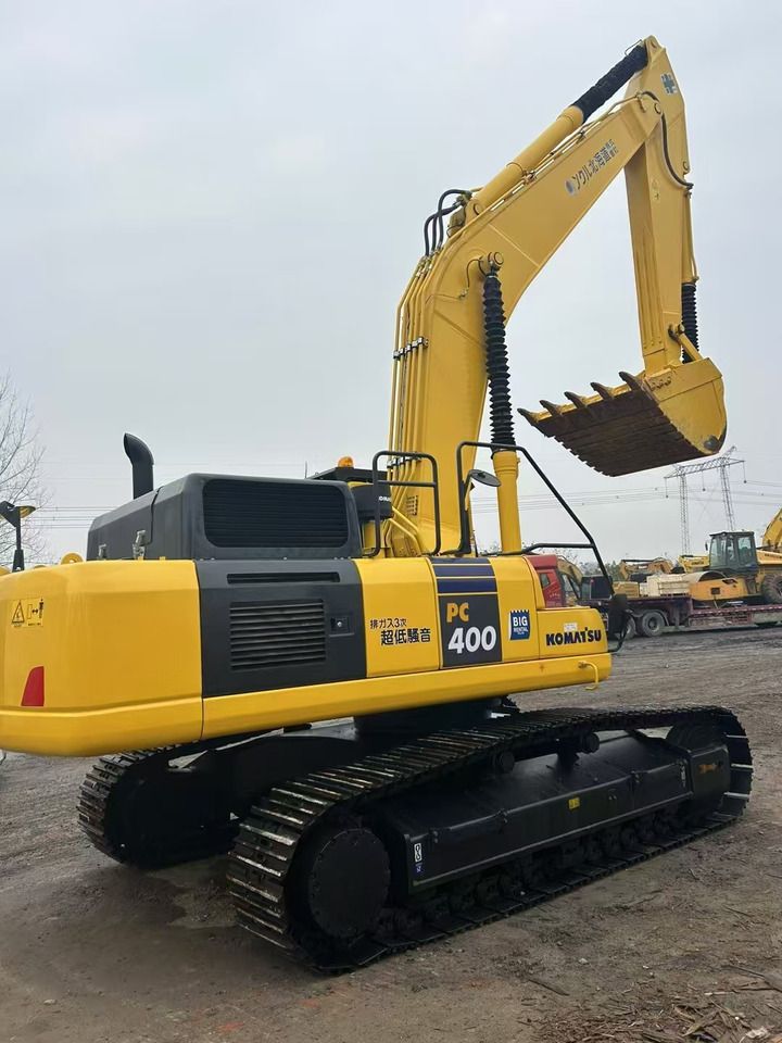 Komatsu PC400 crawler excavator, rear three-quarter view Komatsu PC400 crawler excavator, rear three-quarter view