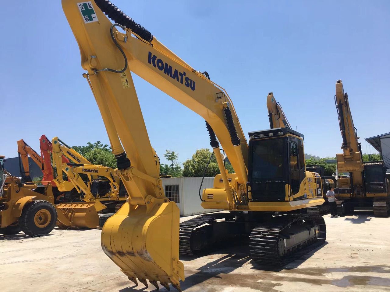 Escavatore cingolato Komatsu PC220-8 del 2023, vista anteriore tre quarti Escavatore cingolato Komatsu PC220-8 del 2023, vista anteriore tre quarti