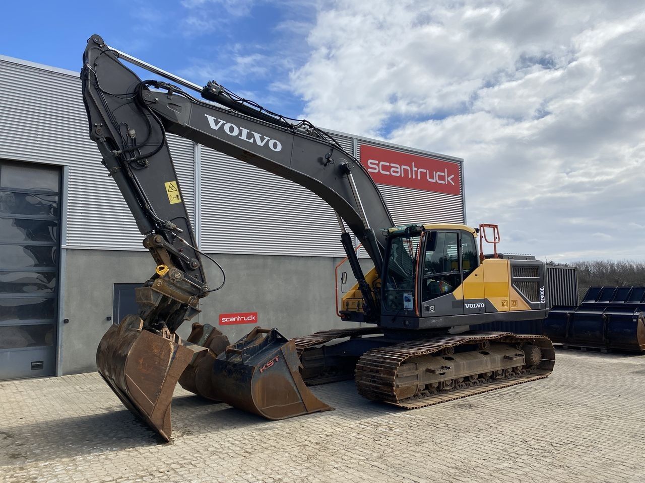 2016 Volvo EC300EL crawler excavator, side profile view