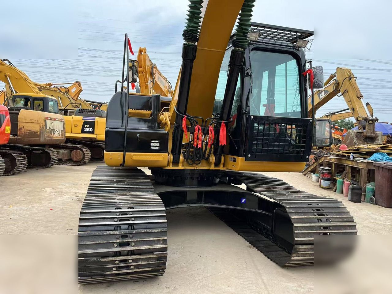 Escavatore cingolato Caterpillar 320D2 del 2022, vista frontale Escavatore cingolato Caterpillar 320D2 del 2022, vista frontale