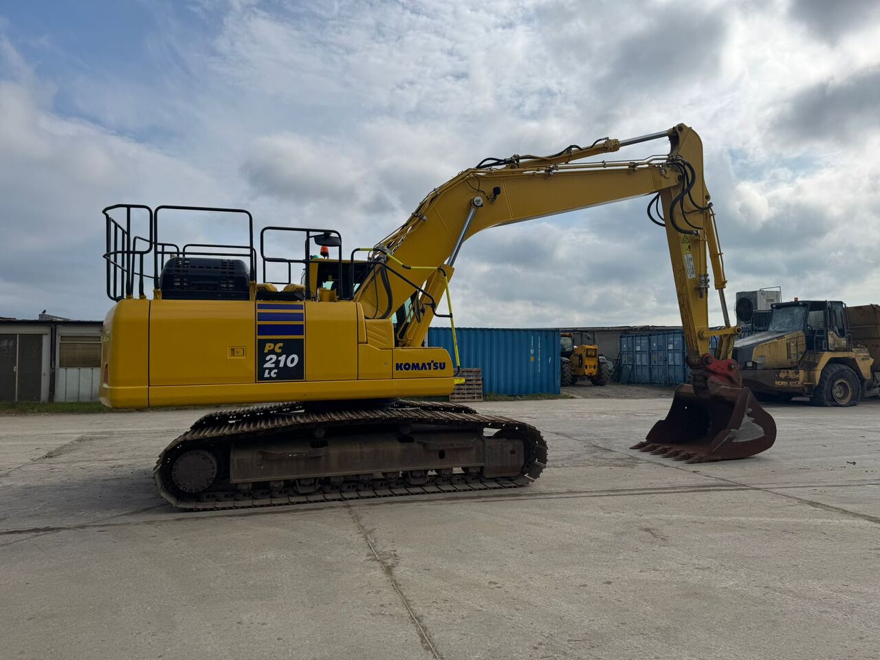 2022 Komatsu PC210LC-11 crawler excavator, side view 2022 Komatsu PC210LC-11 crawler excavator, side view