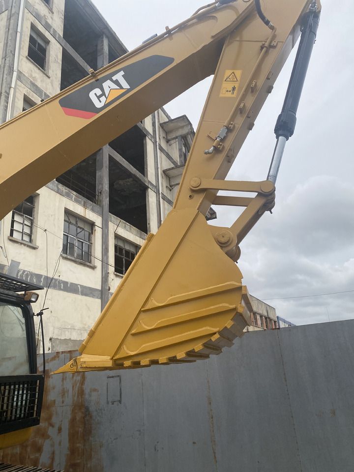 2015 Caterpillar 320D crawler excavator boom and bucket detail 2015 Caterpillar 320D crawler excavator boom and bucket detail