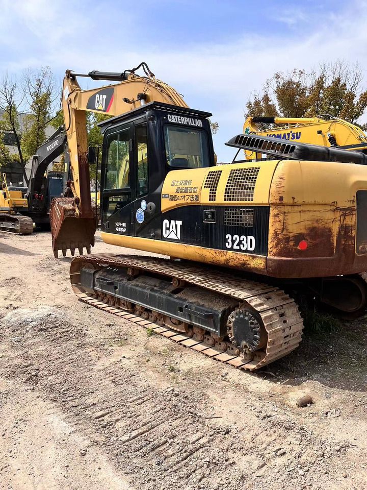 Caterpillar 323D crawler excavator, rear three-quarter view Caterpillar 323D crawler excavator, rear three-quarter view