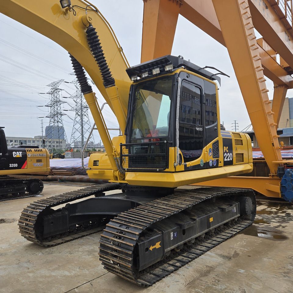 Pelle sur chenilles Komatsu PC220-8 de 2023, vue avant trois-quarts Pelle sur chenilles Komatsu PC220-8 de 2023, vue avant trois-quarts