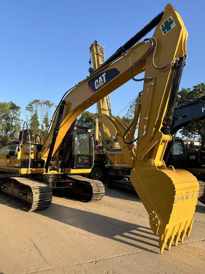 Caterpillar 320D2 rupsgraafmachine uit 2015, vooraanzicht driekwart