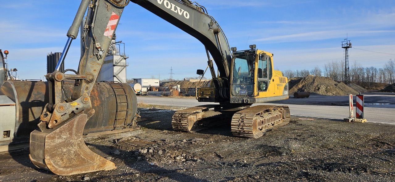 2006 Volvo EC210BLC crawler excavator side view 2006 Volvo EC210BLC crawler excavator side view