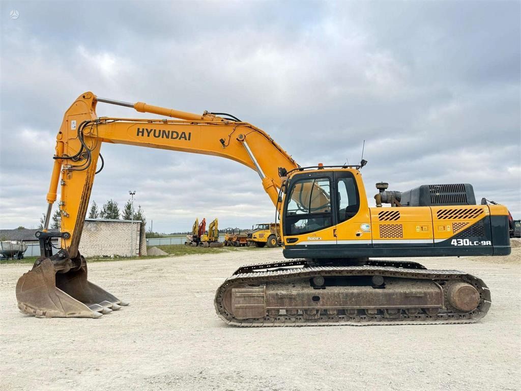 2014 Hyundai R430LC-9A crawler excavator, side view 2014 Hyundai R430LC-9A crawler excavator, side view