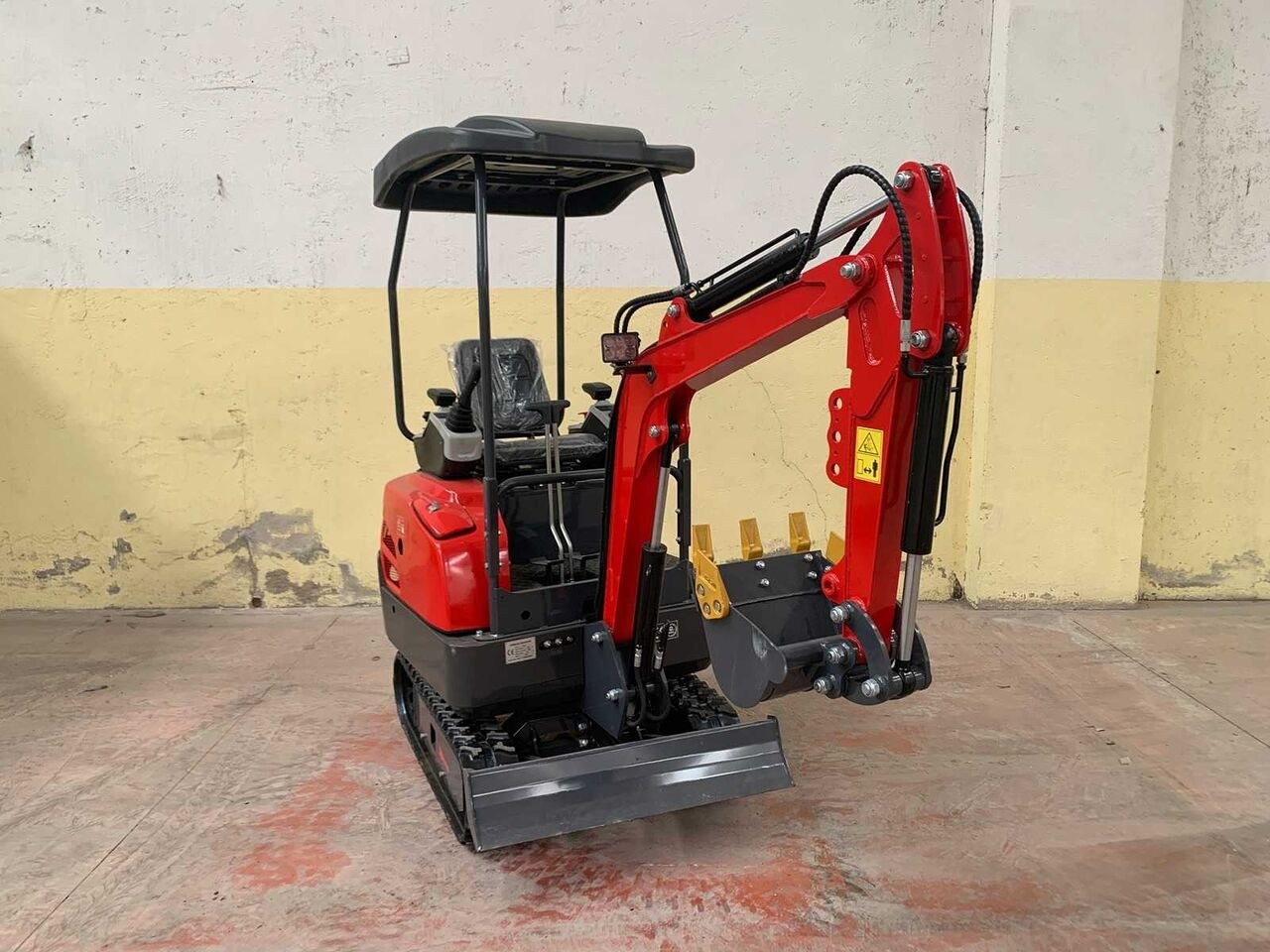 2026 EMS TP18 mini excavator, side view 2026 EMS TP18 mini excavator, side view