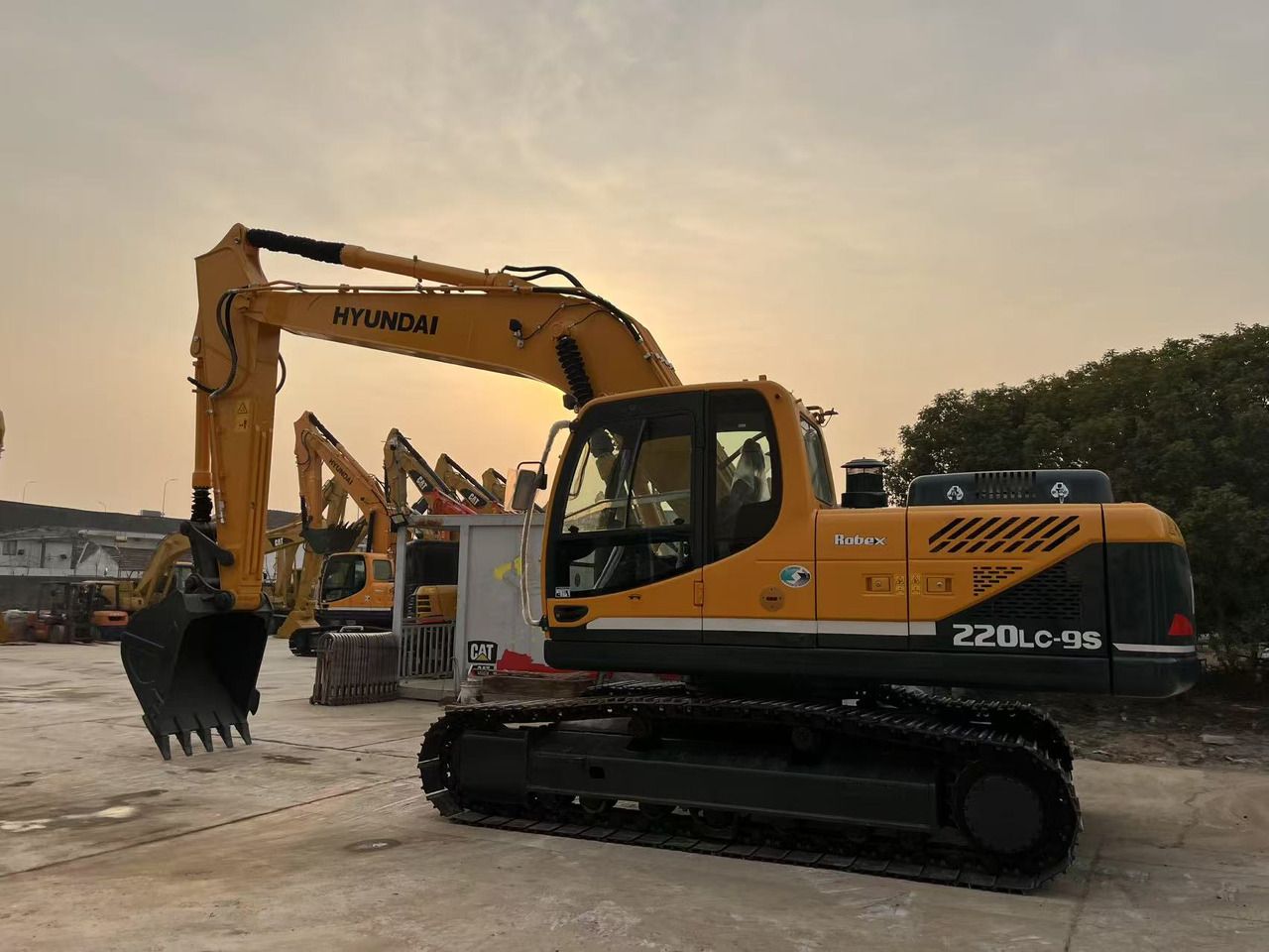 2022 Hyundai R220LC-9S crawler excavator side profile view 2022 Hyundai R220LC-9S crawler excavator side profile view