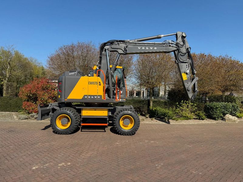2026 Volvo EWR170E GPE wheel excavator, side profile view 2026 Volvo EWR170E GPE wheel excavator, side profile view