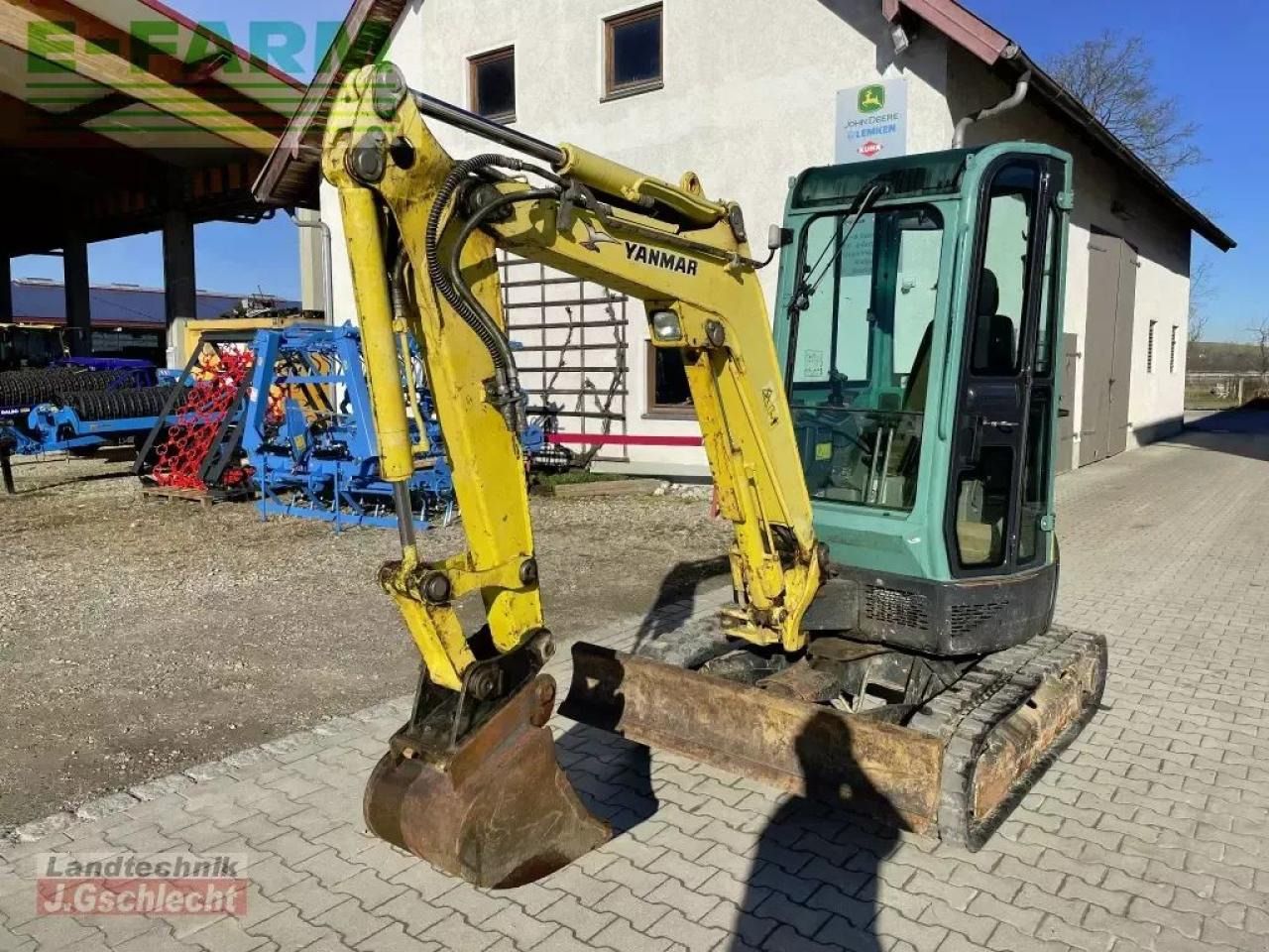 2012 Yanmar VIO25-4 mini excavator, front three-quarter view 2012 Yanmar VIO25-4 mini excavator, front three-quarter view