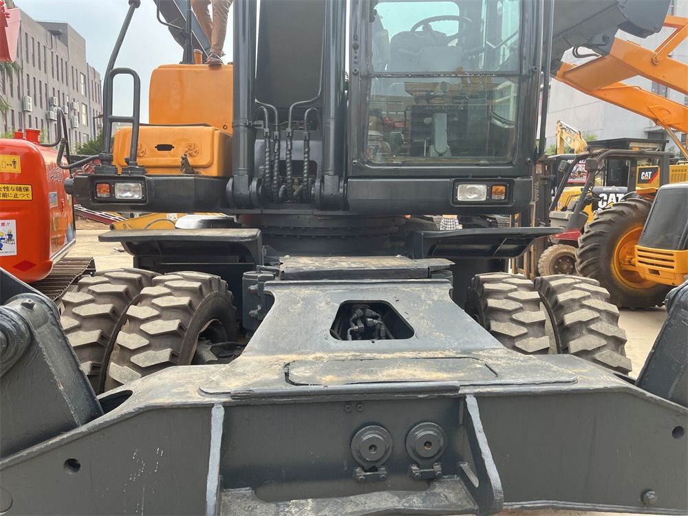 2023 Hyundai R210W-9S wheel excavator, front-facing view of the undercarriage and cab