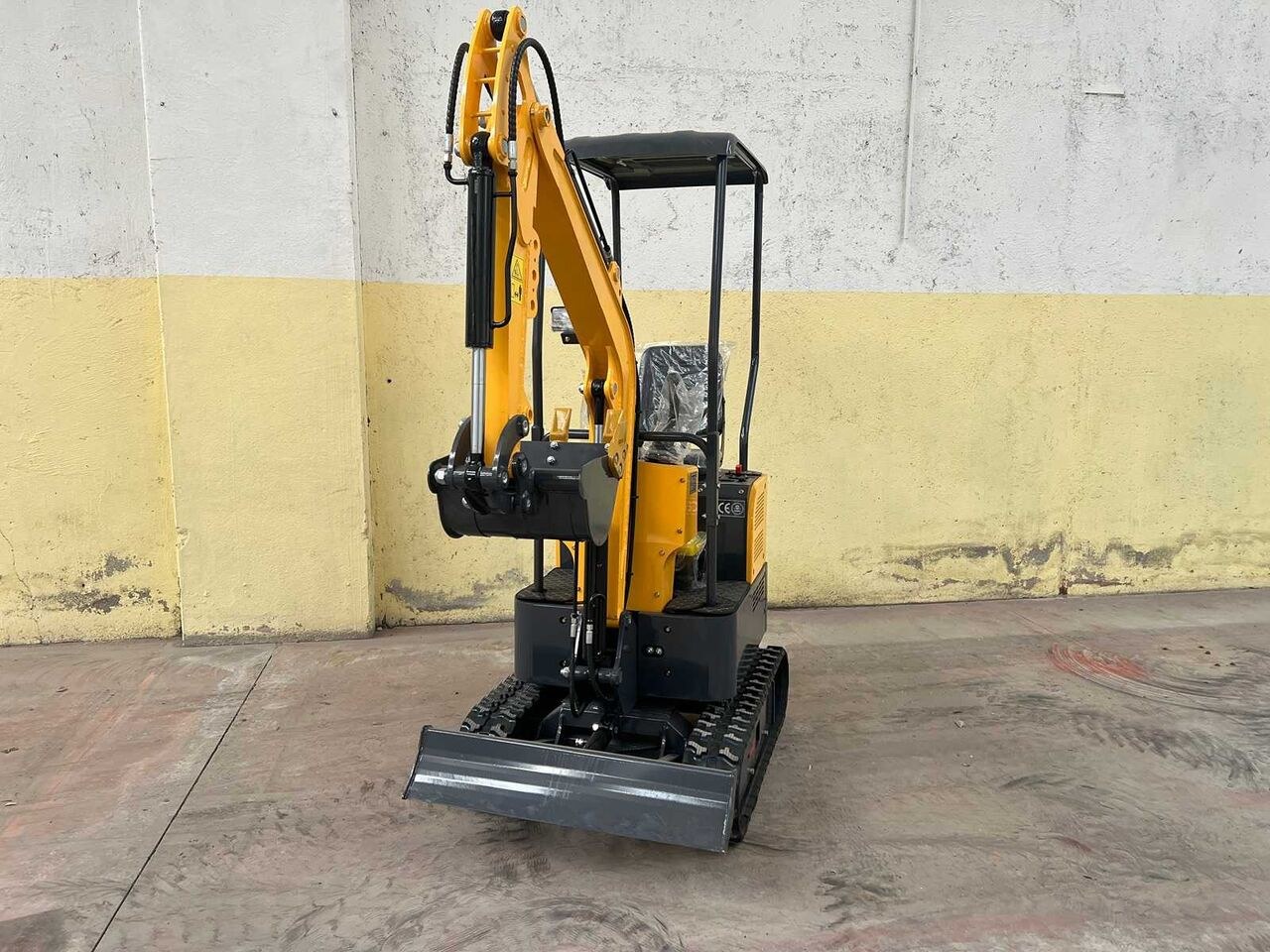 SME TP13 mini excavator, front three-quarter view SME TP13 mini excavator, front three-quarter view