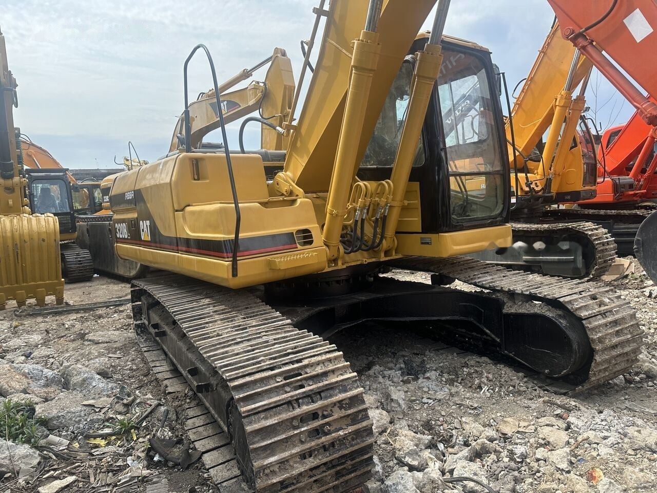 Caterpillar 320B crawler excavator, rear three-quarter view Caterpillar 320B crawler excavator, rear three-quarter view