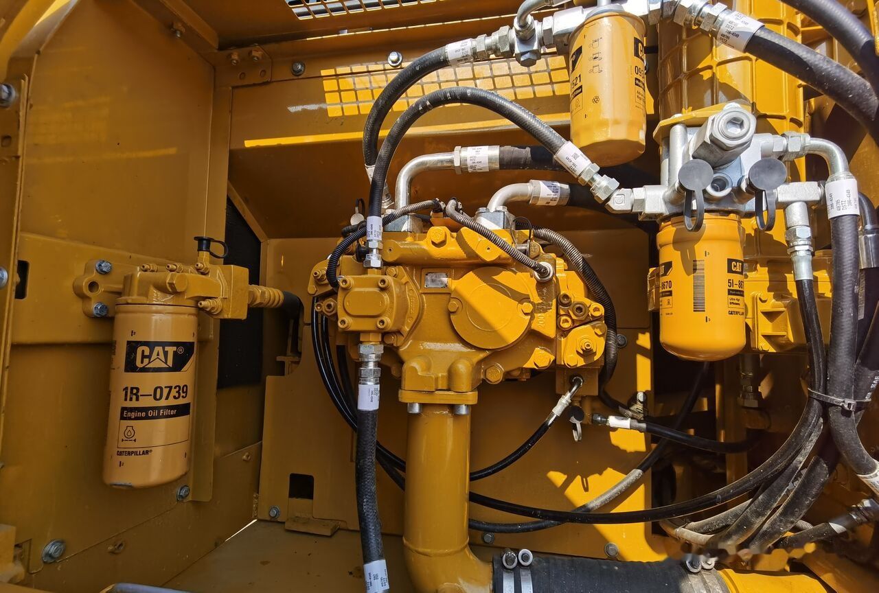 2020 Caterpillar 329D engine compartment detail