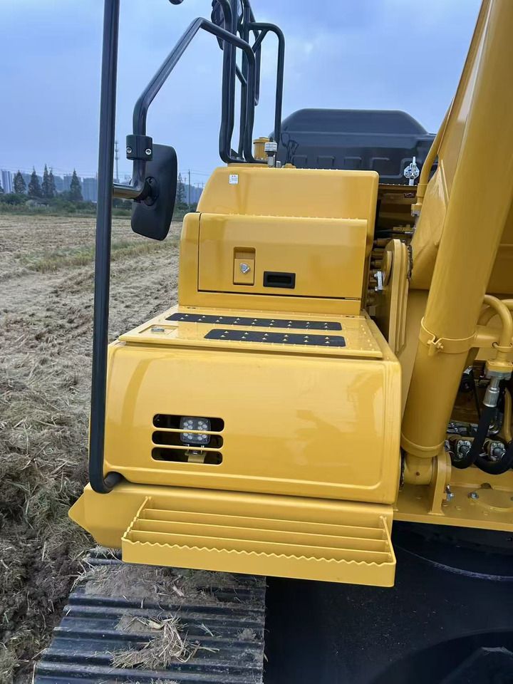 2025 Komatsu PC225LC-11MO crawler excavator side service deck view 2025 Komatsu PC225LC-11MO crawler excavator side service deck view