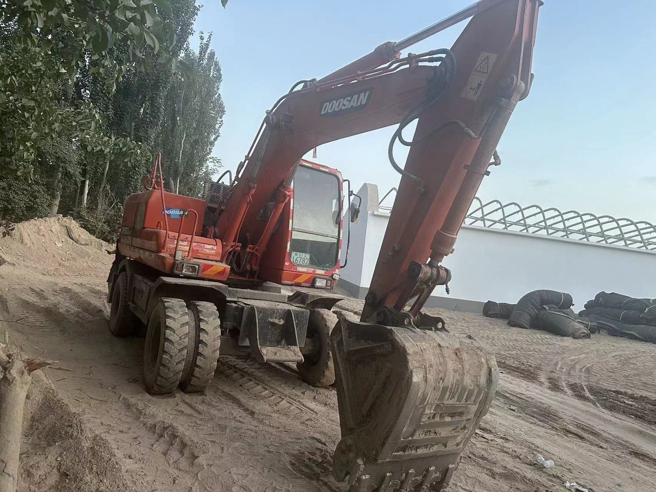 2016 Doosan DH150W-7 wheel excavator, rear three-quarter view 2016 Doosan DH150W-7 wheel excavator, rear three-quarter view