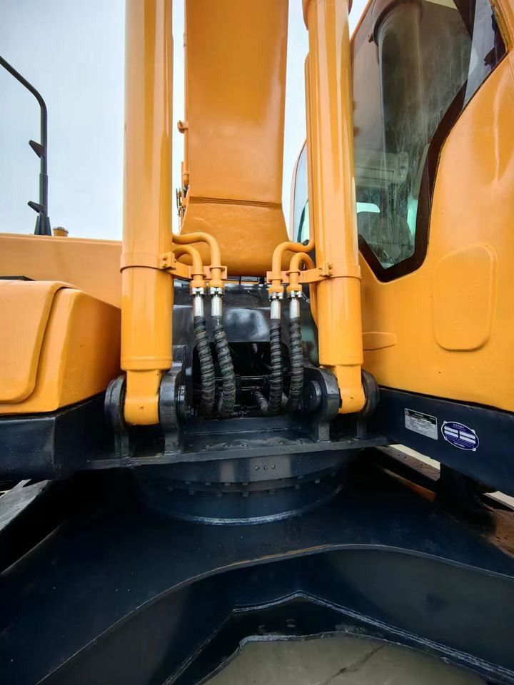 Hyundai 220-9S crawler excavator boom cylinders close-up Hyundai 220-9S crawler excavator boom cylinders close-up