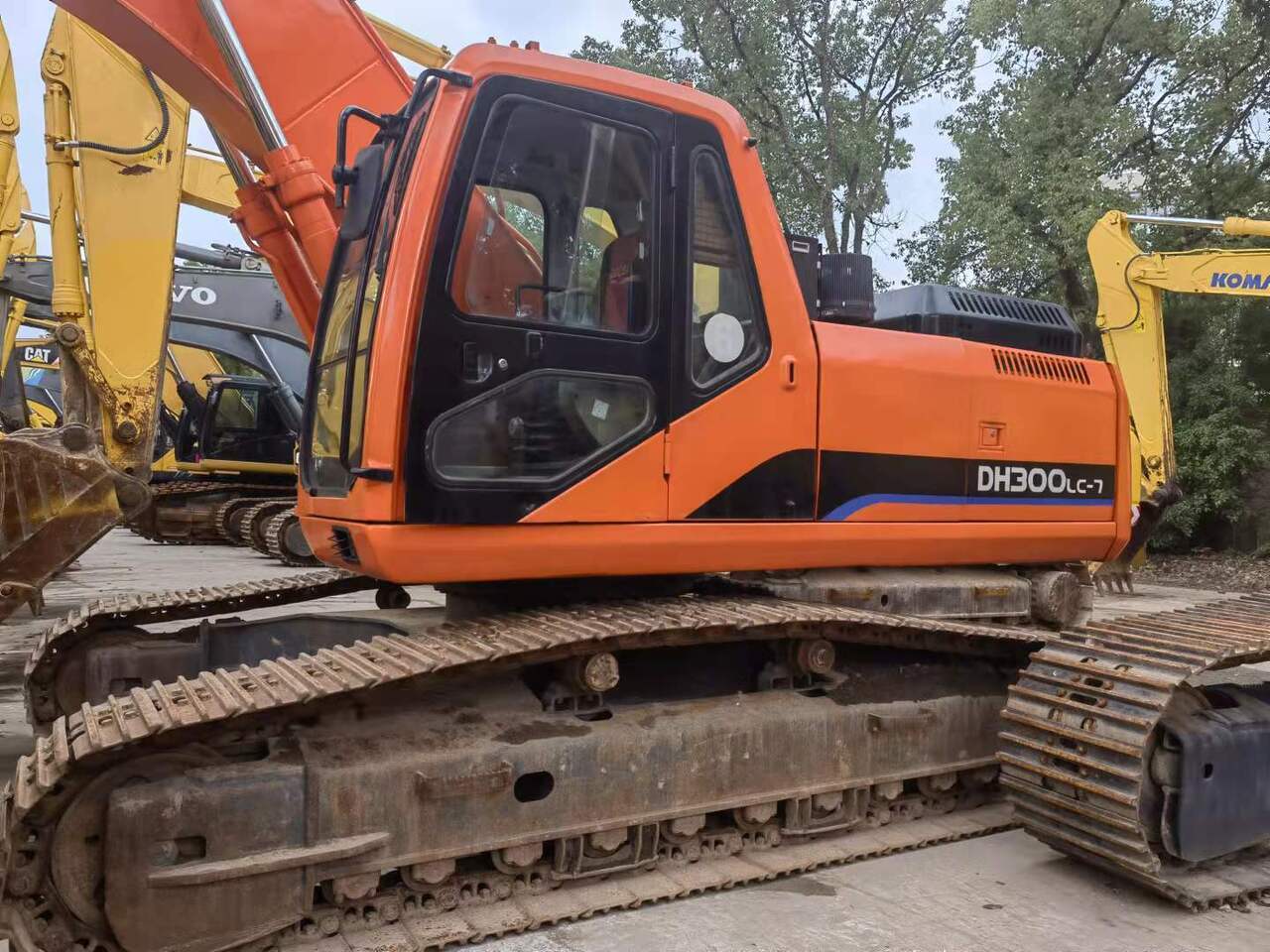 2014 Doosan DH300LC-7 crawler excavator side view