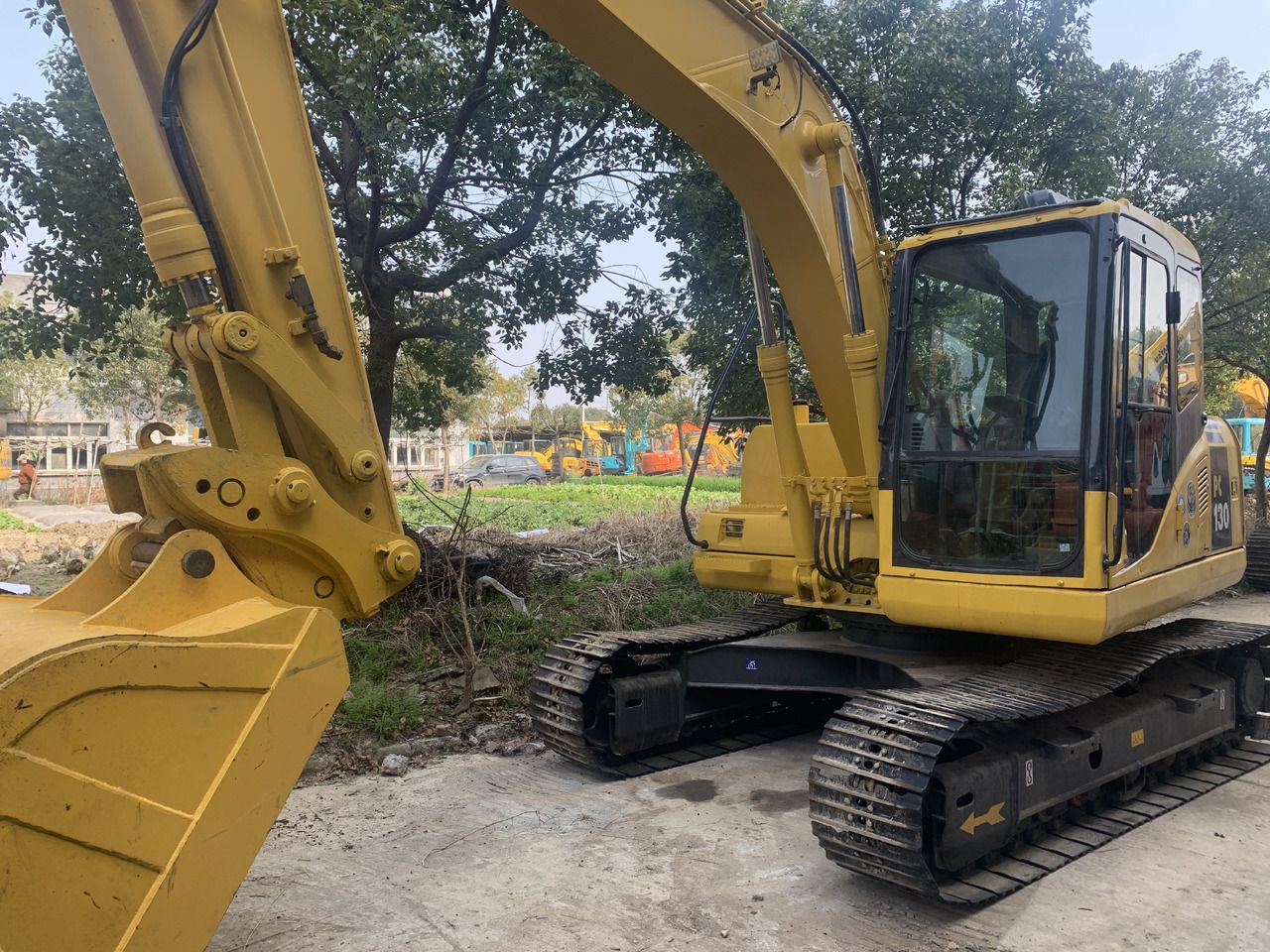 2016 Komatsu PC130-7 crawler excavator, side view 2016 Komatsu PC130-7 crawler excavator, side view