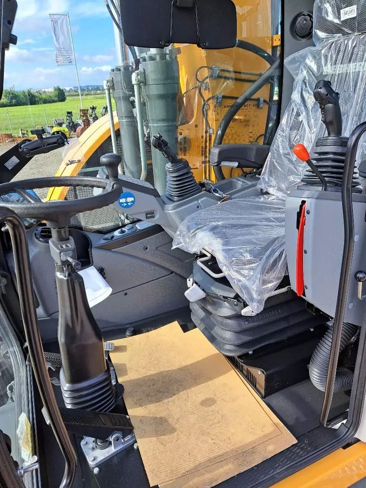 2023 Liebherr A916 COMPACT LITRONIC G6.0-D wheel excavator interior view