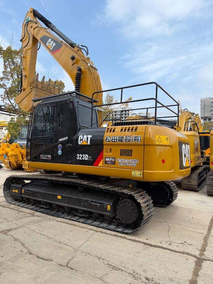 2024 Caterpillar 323DL crawler excavator, rear three-quarter view 2024 Caterpillar 323DL crawler excavator, rear three-quarter view