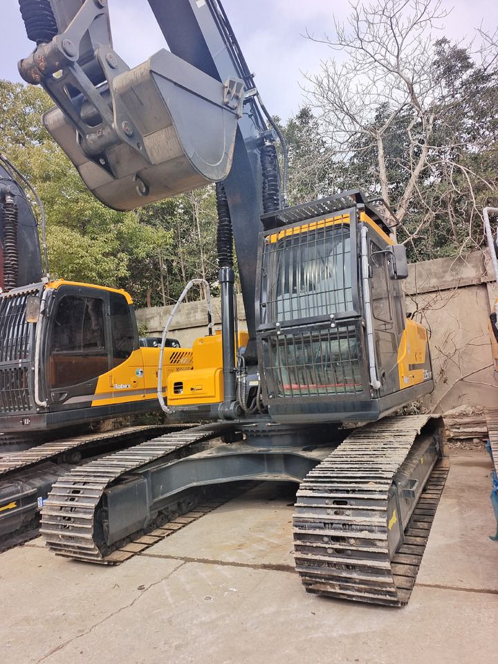 2024 Hyundai R225LC-9T crawler excavator, front three-quarter view 2024 Hyundai R225LC-9T crawler excavator, front three-quarter view