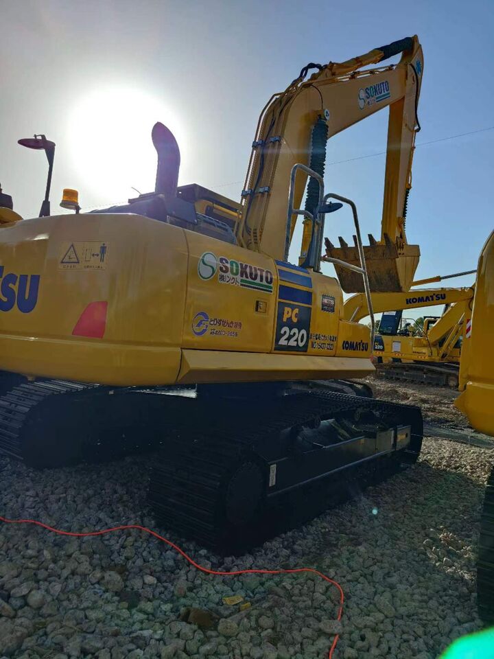 Pelle sur chenilles Komatsu PC220-8 de 2023, vue arrière trois-quarts