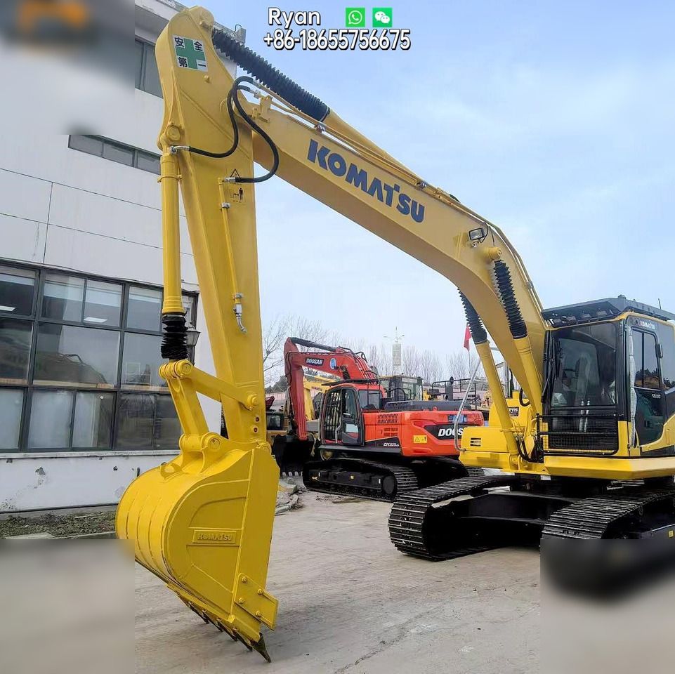 Pelle sur chenilles Komatsu PC200-8 de 2012, vue avant trois-quarts Pelle sur chenilles Komatsu PC200-8 de 2012, vue avant trois-quarts