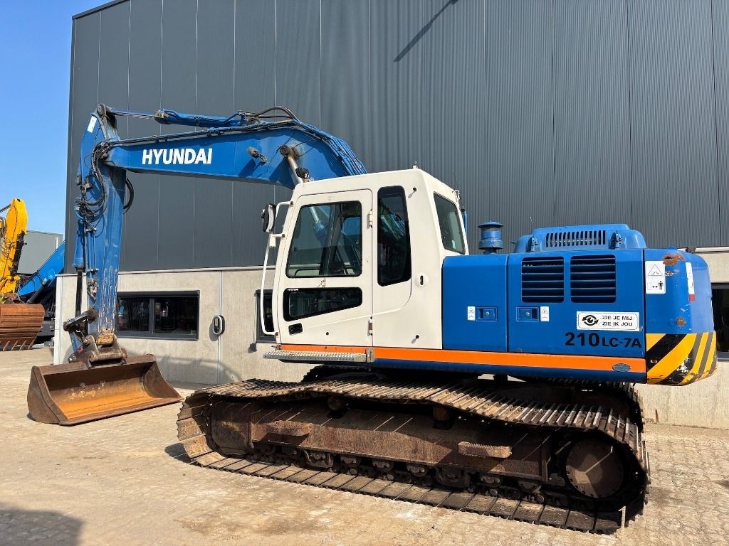 2009 Hyundai R210LC-7A crawler excavator side view 2009 Hyundai R210LC-7A crawler excavator side view