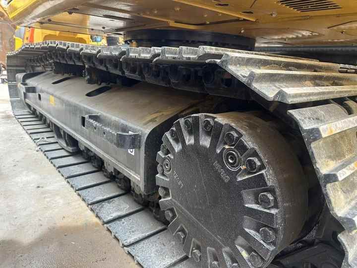 Vue d'ensemble du train de chenilles d'une pelle sur chenilles Caterpillar 320D de 2016 Vue d'ensemble du train de chenilles d'une pelle sur chenilles Caterpillar 320D de 2016