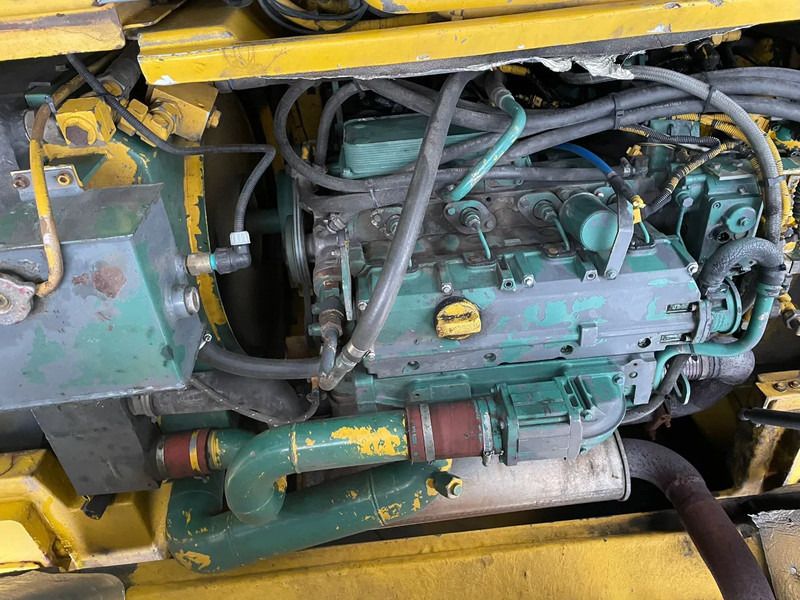 2005 Atlas 1604K wheel excavator engine compartment view 2005 Atlas 1604K wheel excavator engine compartment view