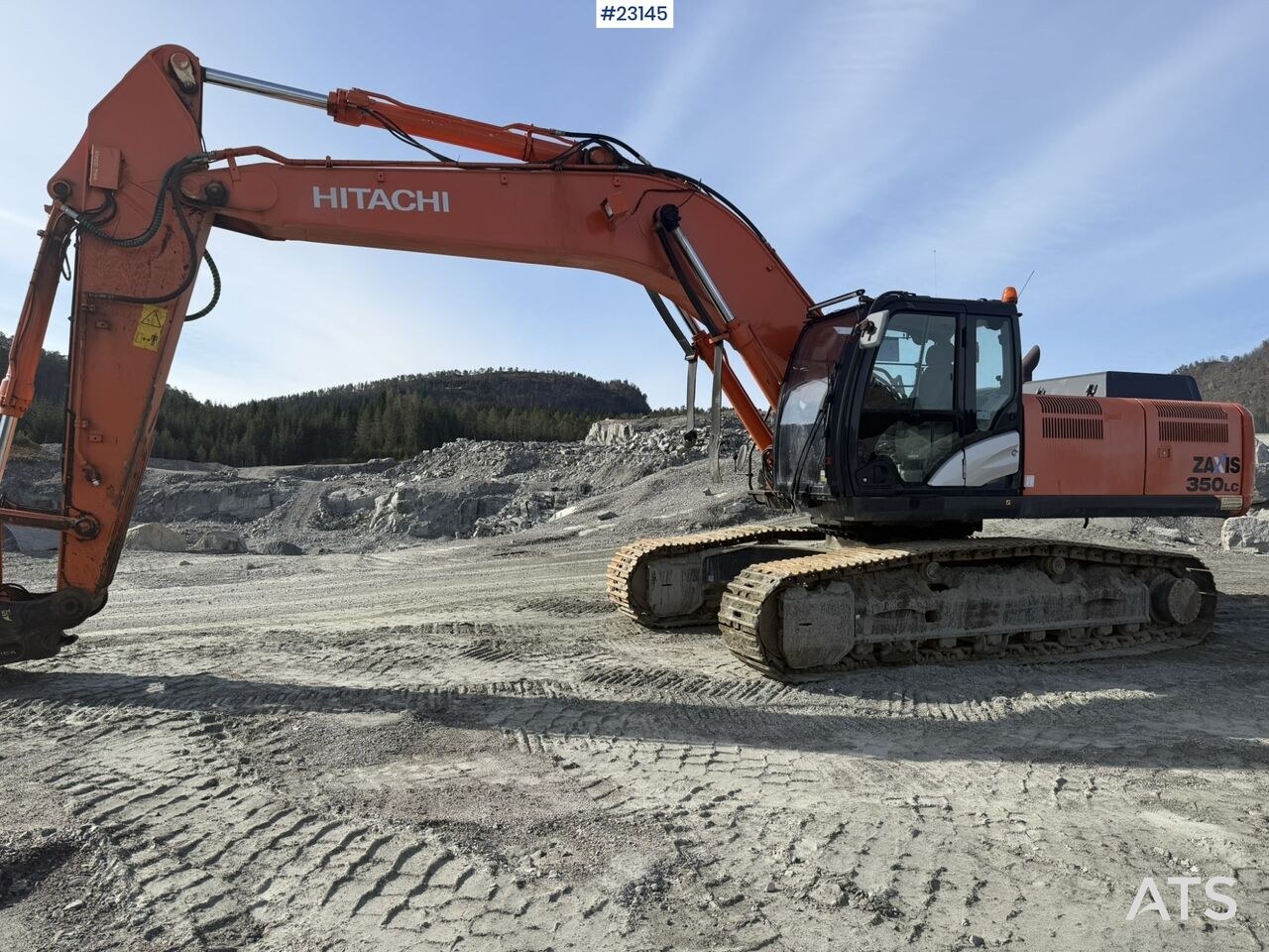 2013 Hitachi Zaxis 350LC crawler excavator side view 2013 Hitachi Zaxis 350LC crawler excavator side view