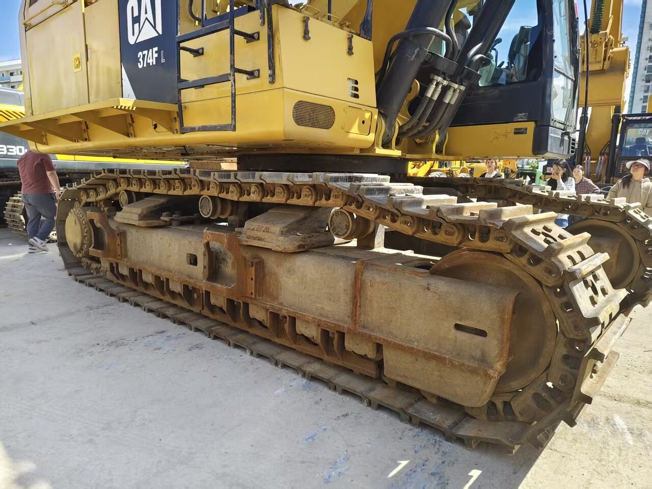 2023 Caterpillar 374F L crawler excavator side view of tracks 2023 Caterpillar 374F L crawler excavator side view of tracks