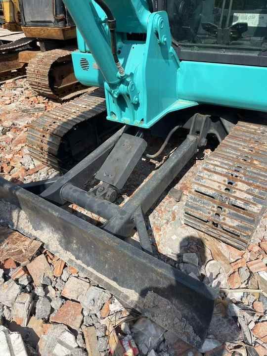 2002 Kobelco SK60 crawler excavator front blade view 2002 Kobelco SK60 crawler excavator front blade view